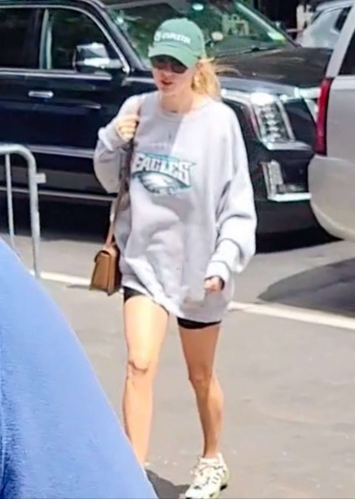 Product Taylorswift Wearing Philadelphia Eagles Hoodie - Long Sleeve T Shirt,  Sweatshirt, Hoodie, T Shirt