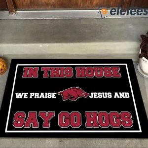 In This House We Praise Jesus And Say Go Hogs Doormat 2