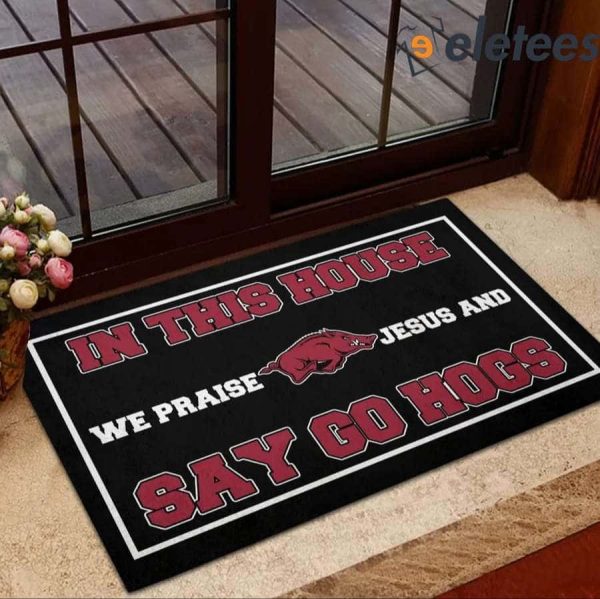 In This House We Praise Jesus And Say Go Hogs Doormat