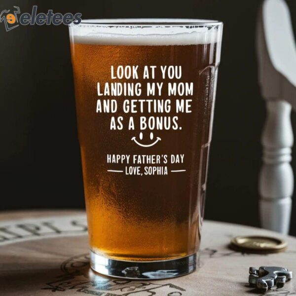 Look At You Landing My Mom and Getting Me As A Bonus Happy Father’s Day Beer Glass